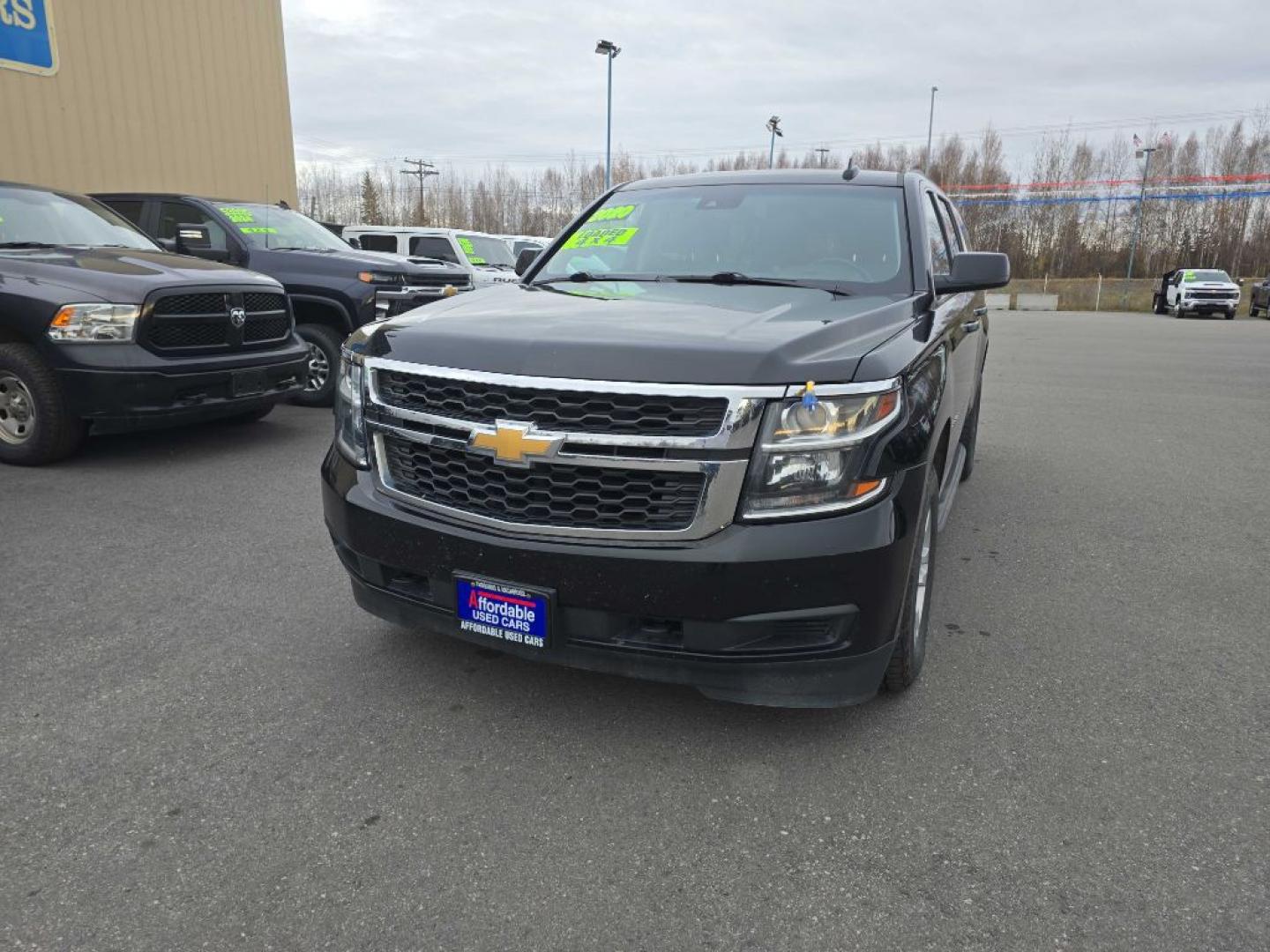 2020 BLACK CHEVROLET SUBURBAN 1500 LT (1GNSKHKC1LR) with an 5.3L engine, Automatic transmission, located at 2525 S. Cushman, Fairbanks, AK, 99701, (907) 452-5707, 64.824036, -147.712311- Photo#1