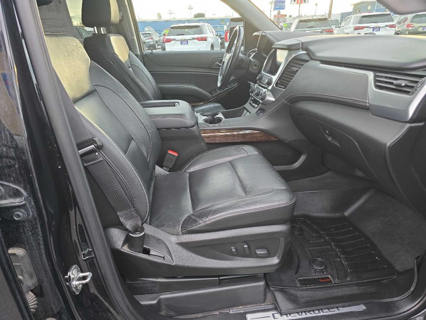 2020 BLACK CHEVROLET SUBURBAN 1500 LT (1GNSKHKC1LR) with an 5.3L engine, Automatic transmission, located at 2525 S. Cushman, Fairbanks, AK, 99701, (907) 452-5707, 64.824036, -147.712311- Photo#2