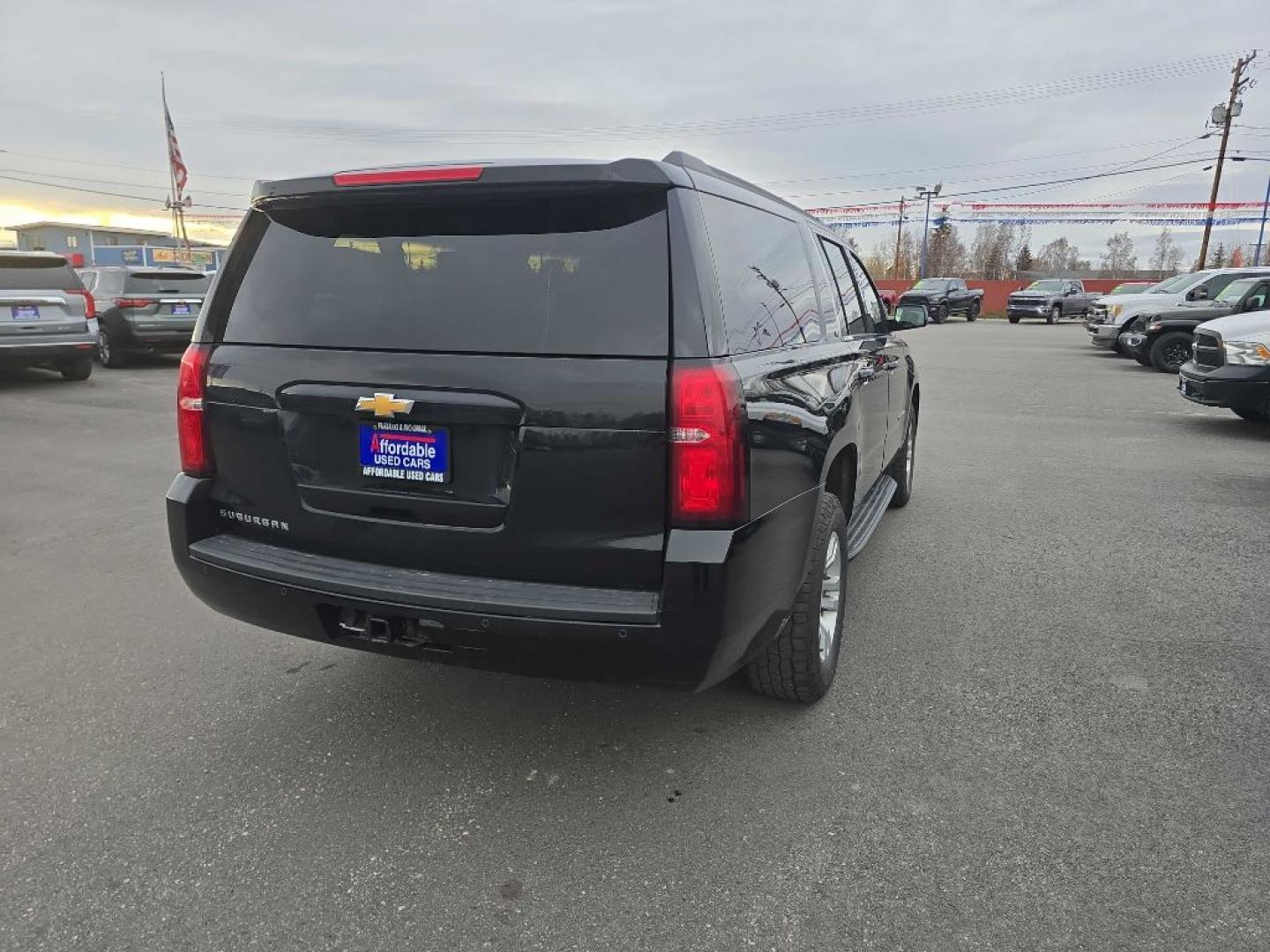 2020 BLACK CHEVROLET SUBURBAN 1500 LT (1GNSKHKC1LR) with an 5.3L engine, Automatic transmission, located at 2525 S. Cushman, Fairbanks, AK, 99701, (907) 452-5707, 64.824036, -147.712311- Photo#3