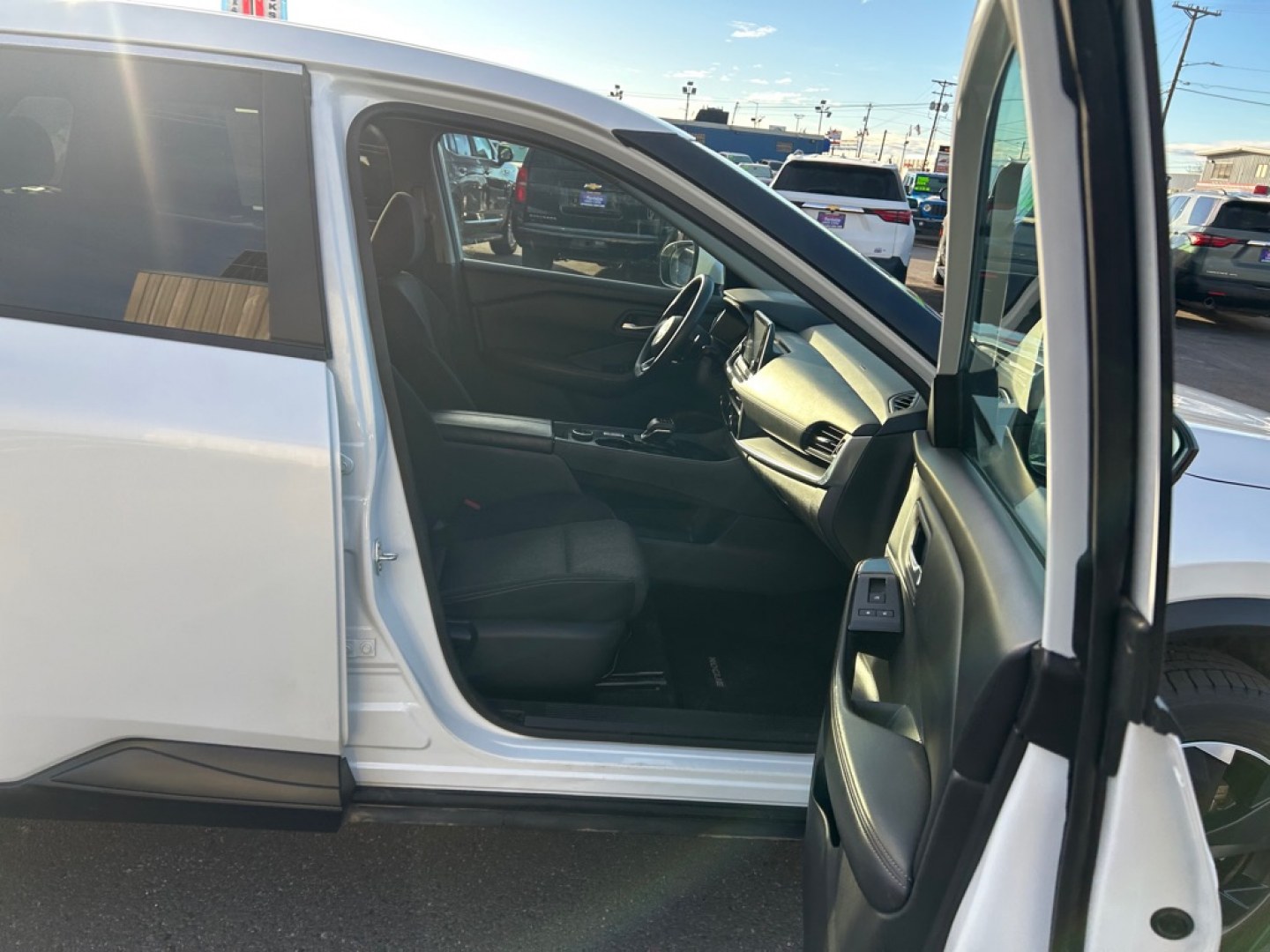 2024 WHITE NISSAN ROGUE SV (5N1BT3BB7RC) with an 1.5L engine, Continuously Variable transmission, located at 2525 S. Cushman, Fairbanks, AK, 99701, (907) 452-5707, 64.824036, -147.712311- Photo#4