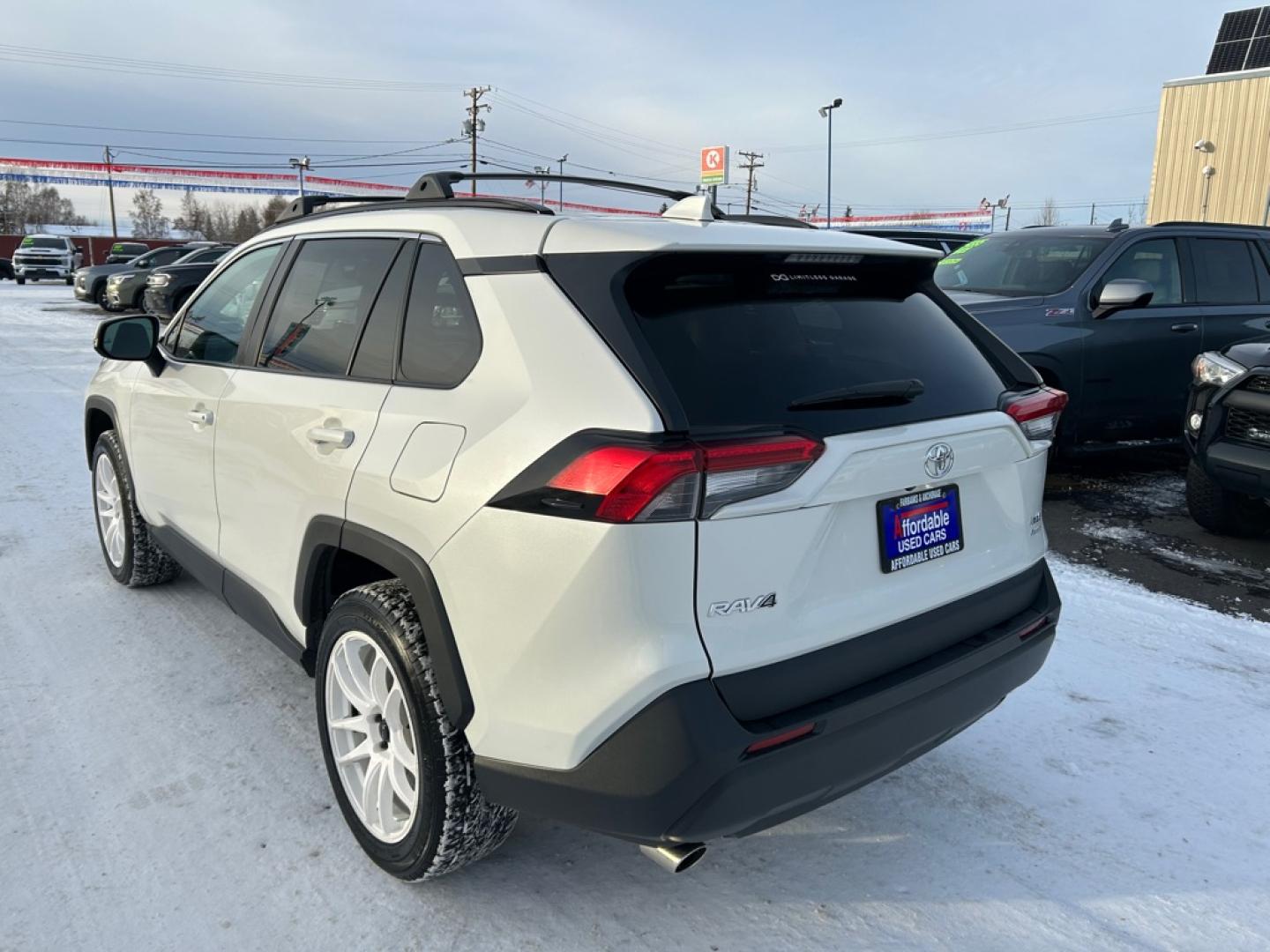 2021 WHITE TOYOTA RAV4 XLE PREMIUM (2T3A1RFV8MW) with an 2.5L engine, Automatic transmission, located at 2525 S. Cushman, Fairbanks, AK, 99701, (907) 452-5707, 64.824036, -147.712311- Photo#3
