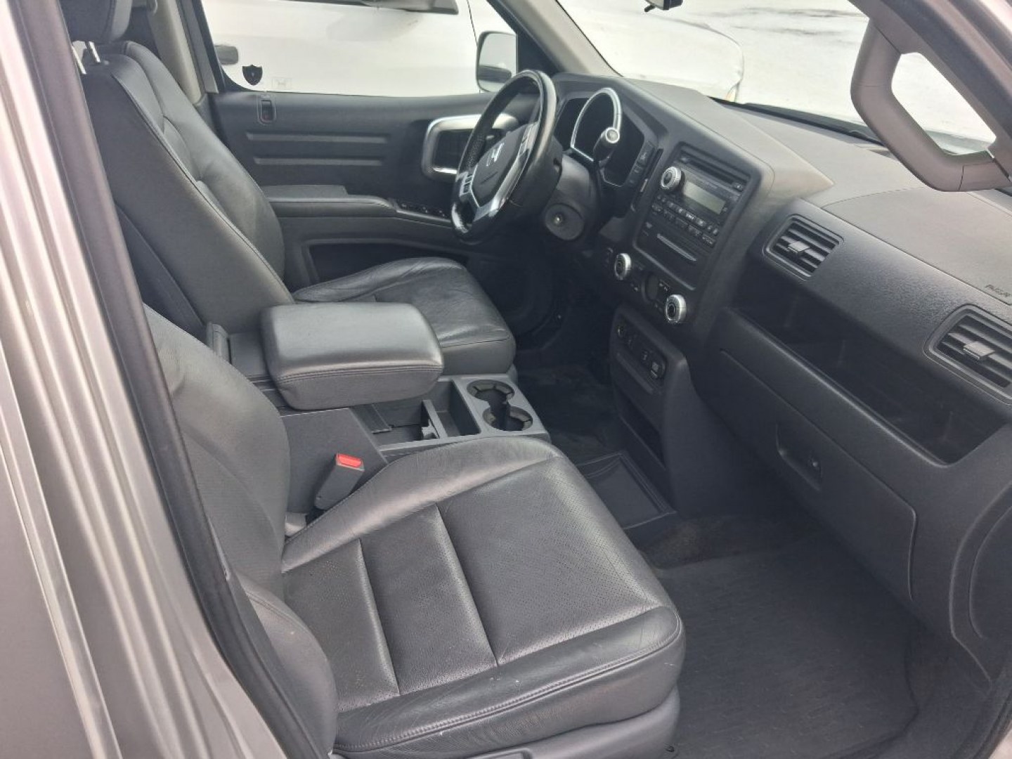 2008 SILVER HONDA RIDGELINE RTL (2HJYK16508H) with an 3.5L engine, Automatic transmission, located at 2525 S. Cushman, Fairbanks, AK, 99701, (907) 452-5707, 64.824036, -147.712311- Photo#4