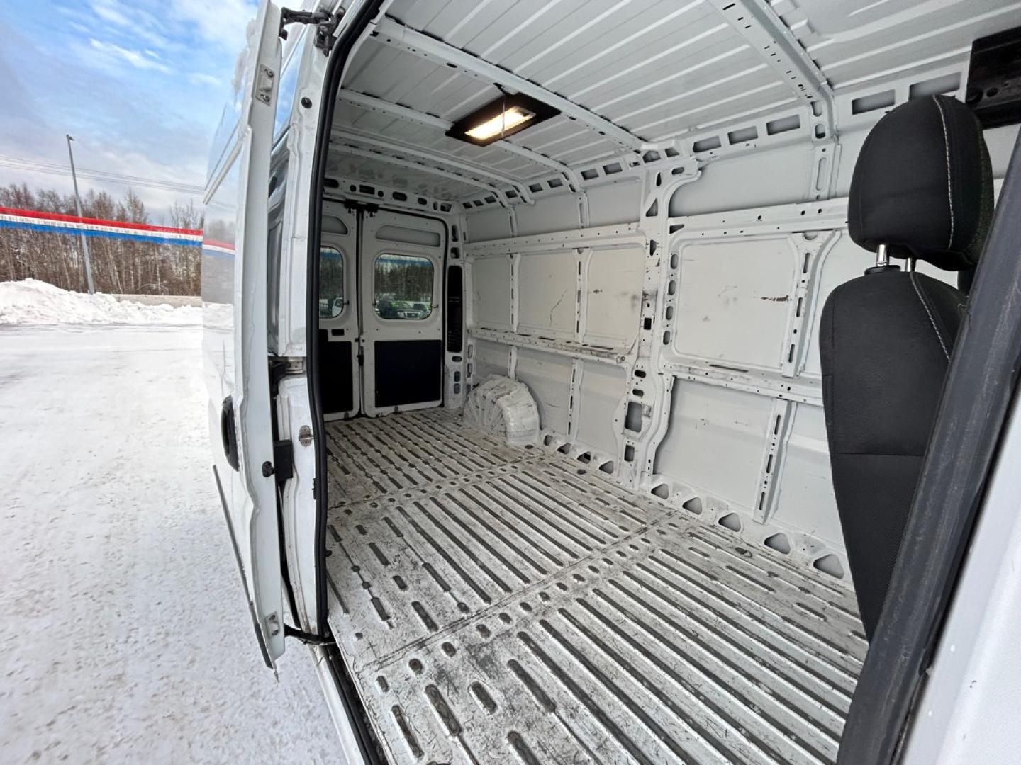 2023 WHITE RAM PROMASTER 2500 2500 HIGH (3C6LRVDG3PE) with an 3.6L engine, Automatic transmission, located at 2525 S. Cushman, Fairbanks, AK, 99701, (907) 452-5707, 64.824036, -147.712311- Photo#5