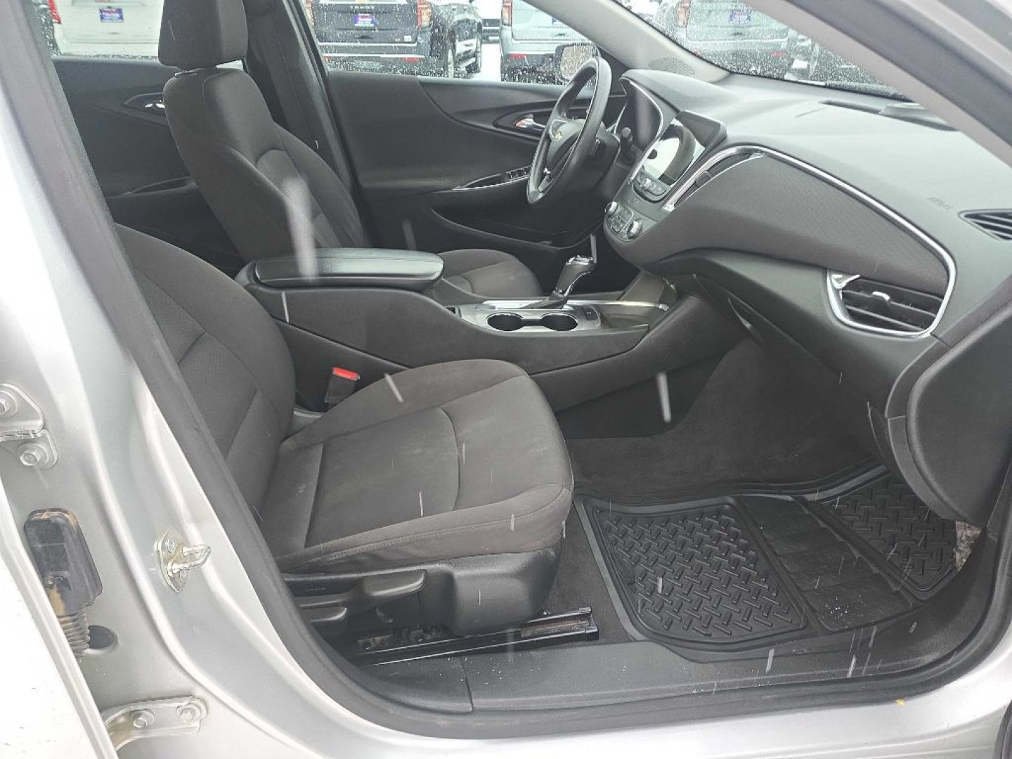 2020 SILVER CHEVROLET MALIBU LT (1G1ZD5ST8LF) with an 1.5L engine, Continuously Variable transmission, located at 2525 S. Cushman, Fairbanks, AK, 99701, (907) 452-5707, 64.824036, -147.712311- Photo#4